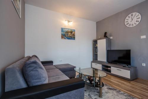 Apartments with a parking space Kastel Stari Kastela - 16087 - image 4
