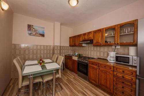 Apartments with a parking space Kastel Stari Kastela - 16087 - image 9