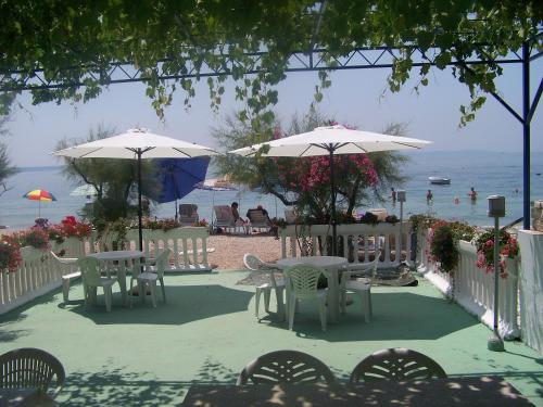 Apartments by the sea Podstrana Split - 16074 - image 6