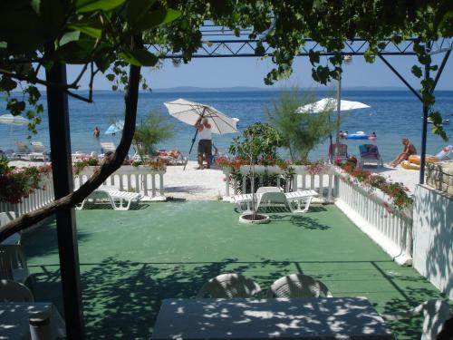 Apartments by the sea Podstrana Split - 16074 - image 8