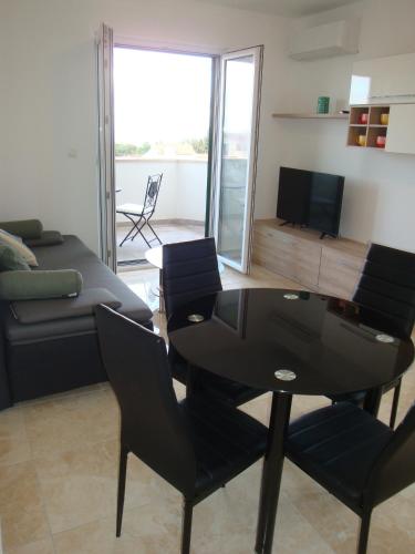 Two-Bedroom Apartment with Balcony and Sea View image 4