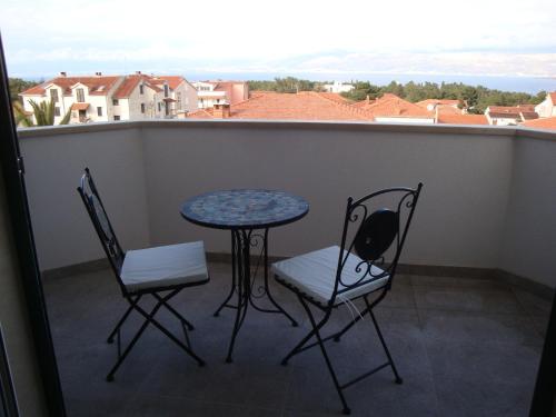 Two-Bedroom Apartment with Balcony and Sea View image 3