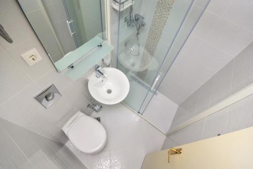 Four-Bedroom Holiday Home image 10