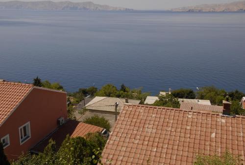 Three-Bedroom Apartment with Balcony and Sea View image 1