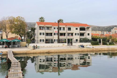  Apartments by the sea Trogir - 16211, Pension in Trogir