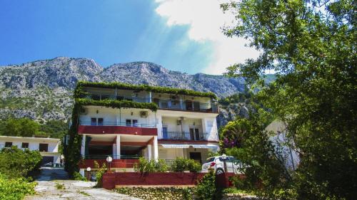  Apartments with a parking space Zivogosce - Porat, Makarska - 16289, Pension in Živogošće