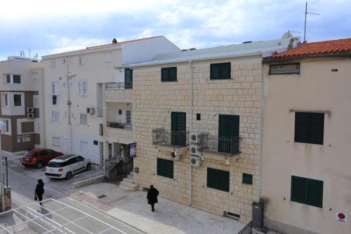 Apartments with a parking space Makarska - 15763