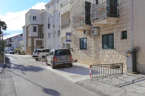 Apartments with a parking space Makarska - 15763