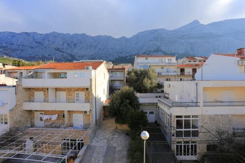 Apartments with a parking space Makarska - 15763