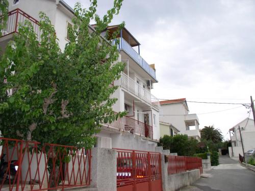 Apartments by the sea Arbanija Ciovo - 15595 - image 12