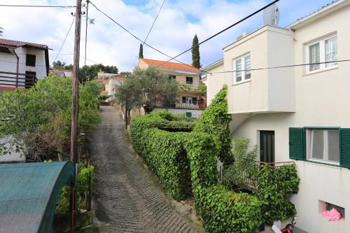 Apartments by the sea Arbanija Ciovo - 15595 - image 6