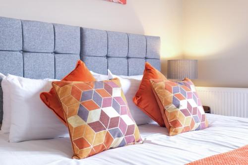 Town Center 4 Bedroom 4 bathroom Hse with Parking Slough By 360Stays