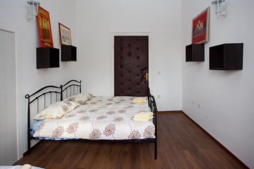 One-Bedroom Apartment image 6