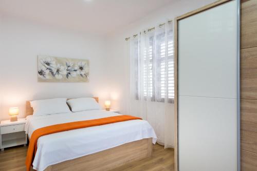 Apartments by the sea Kastel Stari Kastela - 15894 - image 7