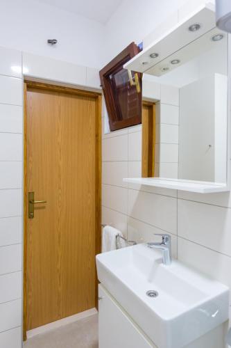 Apartments by the sea Kastel Stari Kastela - 15894 - image 14