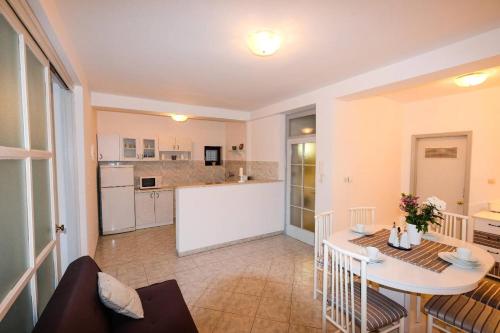 Apartments with a parking space Pula - 15814 - image 3