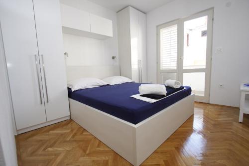 Apartments by the sea Makarska - 15840 - image 10