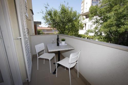 Apartments by the sea Makarska - 15840 - image 4