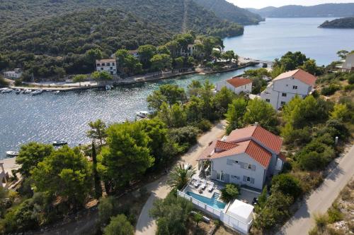 Seaside house with a swimming pool Pasadur, Lastovo - 15847