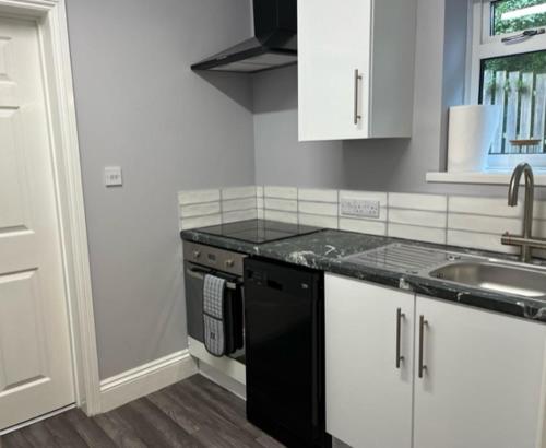 Kitchen, BlaydonBurn - Sleeps 4 5 - Parking - HotTub - Yard in Blaydon