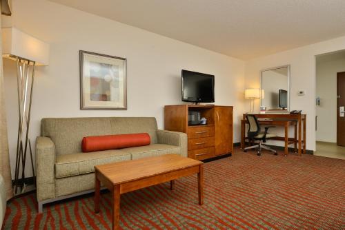 Holiday Inn Express Boston/Milford Hotel, an IHG Hotel