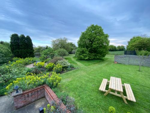 花園, Spacious Garden Lodge at The Chestnuts, Norfolk in 諾威奇國際機場