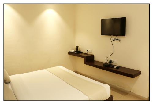 12 queen beds
