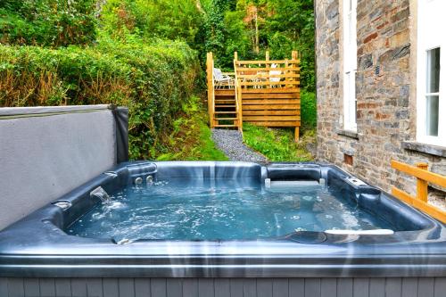 熱水浴缸, Finest Retreats - Luxury Converted Chapel with Hot Tub & Games Room in 達尼斯茂德維