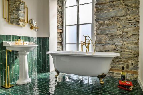 浴室, Finest Retreats - Luxury Converted Chapel with Hot Tub & Games Room in 達尼斯茂德維