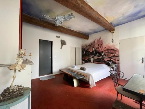 Le Regardeur – St. Rémy - de - Provence, NY