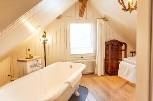 room detail thumbnail 2