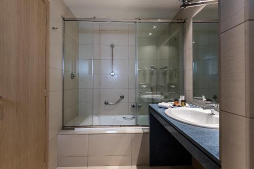 Double Room with Sea View image 6