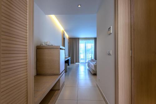 Double or Twin Room image 5