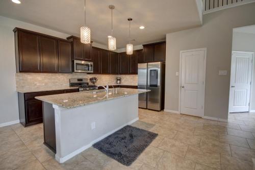 Affordable 3-Bedroom Townhouse With Backyard ~ Double Story Pet Friendly! in Rosenberg, USA