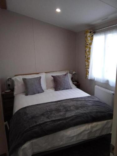 Spacious 3 Beds ,Sleeps 8 Caravan Self Catering California Cliffs Holiday Park,Scratby