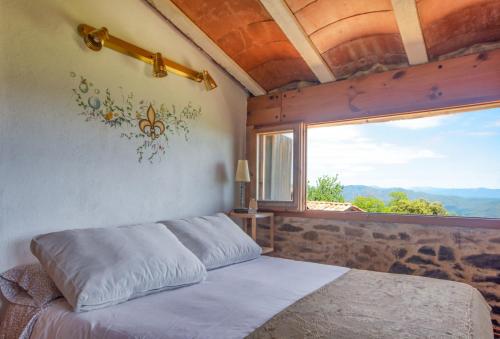 Apartamento duplex rural con chimenea y vistas panoramicas desde la cama in Amer