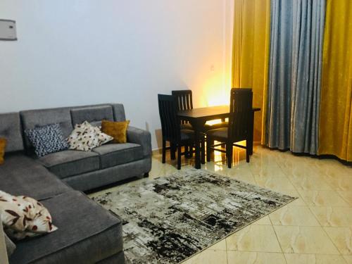 J&R - Lovely two bedroom apartment in Jinja.