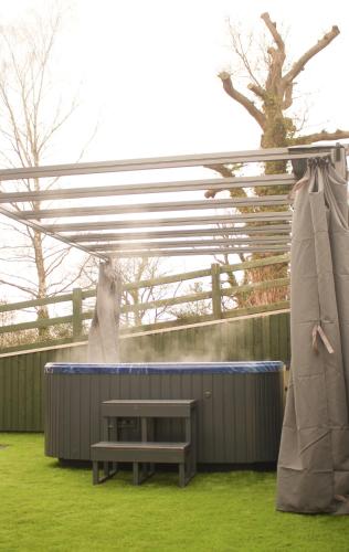 Karstais baseins, Caer Fedwen Barns Clwyd Cottage Two Bed, Barn Conversion with Private Hot Tub in Llandyrnog