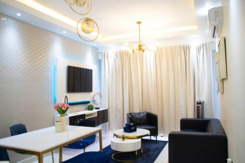 Modern n Chic Apt w Social Area at Rooftop