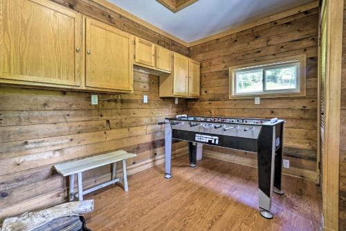 Quiet Rockbridge Cottage about 4 Mi to Hocking Hills! in Rockbridge, USA