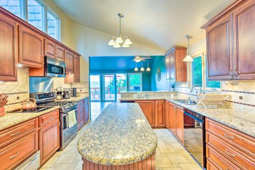 26 Mi to Mount Rainier, Game Room Puyallup Oasis in Puyallup