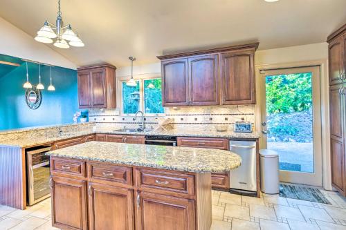 26 Mi to Mount Rainier, Game Room Puyallup Oasis in Puyallup