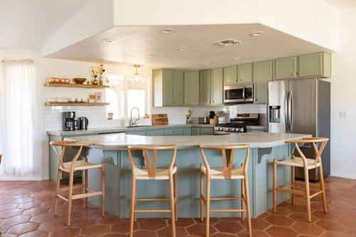Sun Runner - Serene desert home w/pool & hot tub in Twentynine Palms, USA