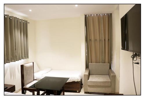 1 queen bed, 1 twin bed