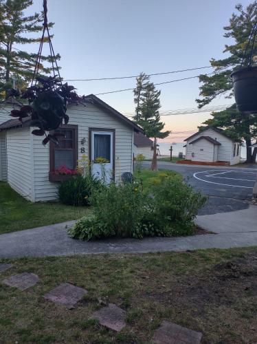 Beach House Lakeside Cottages in Mackinaw City, USA