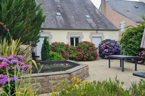 Grande Maison dans le Bourg de Nevez + jardin gîte à louer Névez