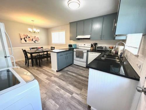 *Comfortable Townhome * King Beds * Long Term* in Cary Downtown