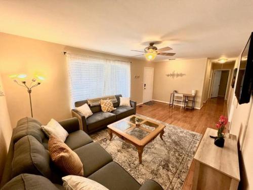 *Comfortable Townhome * King Beds * Long Term* in Cary Downtown