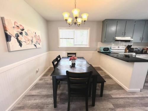 *Comfortable Townhome * King Beds * Long Term* in Cary Downtown