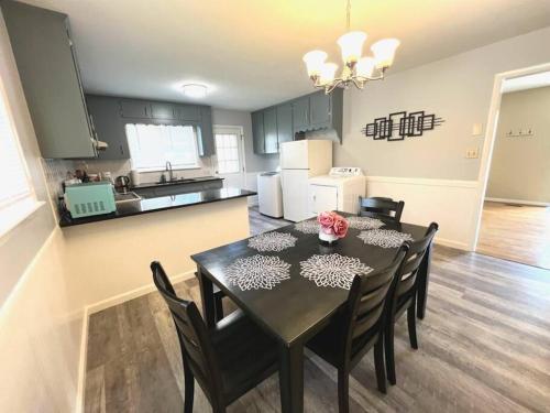 *Comfortable Townhome * King Beds * Long Term* in Cary Downtown